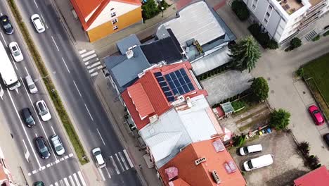 paneles solares en un edificio con techo rojo en el centro de la ciudad, vista aérea