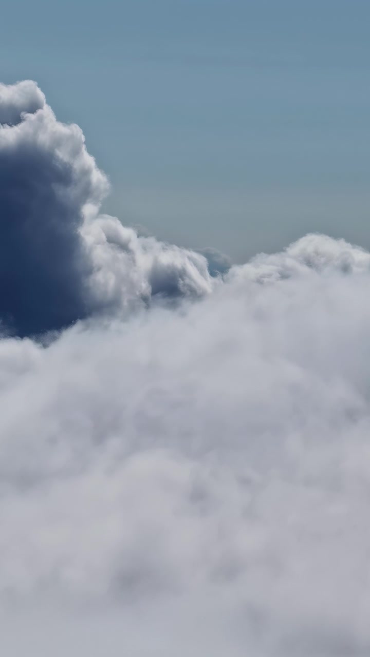 Atmosfer Surgawi, Uap Awan Lembut, Langit Biru, Pemandangan Indah, Lingkungan Alami