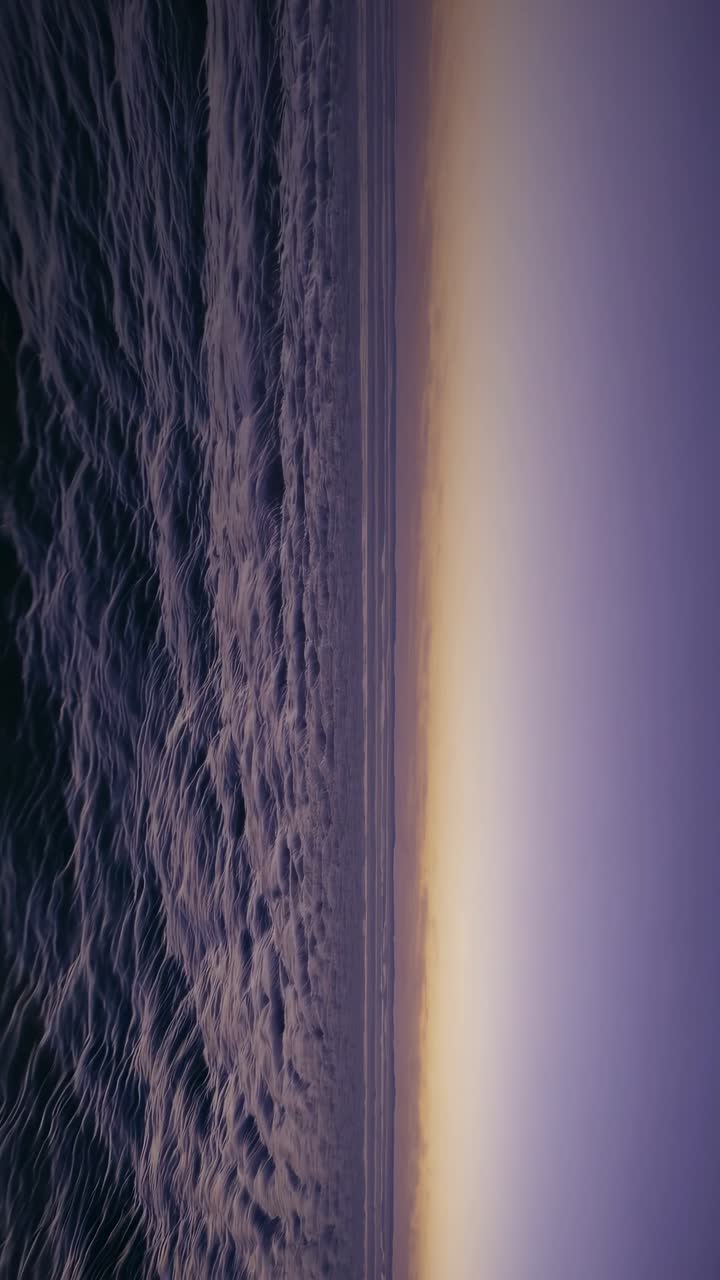 Video astratto concettuale con una vista laterale di onde oceaniche al tramonto.