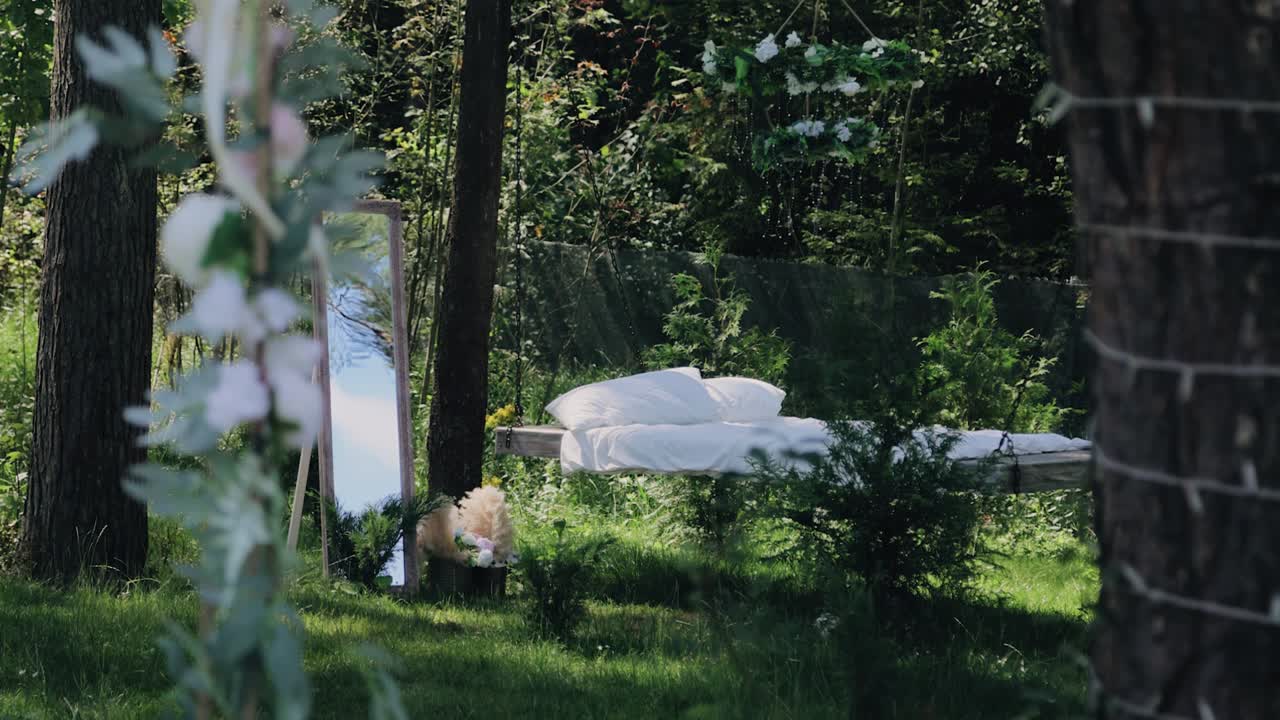 매트리스와 거울을 가진 스은 집 안의 자연 에 서 있습니다. 매우 쾌적한 분위기