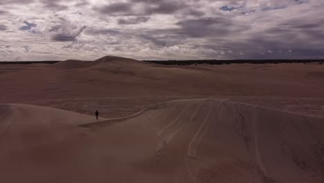 Las-Dunas-De-Arena-De-Lancelin-Son-Las-Más-Grandes-Del-Oeste-De-Australia,-Tienen-Alrededor-De-2-Km-De-Largo-Y-Son-La-Principal-Atracción-De-Lancelin-1