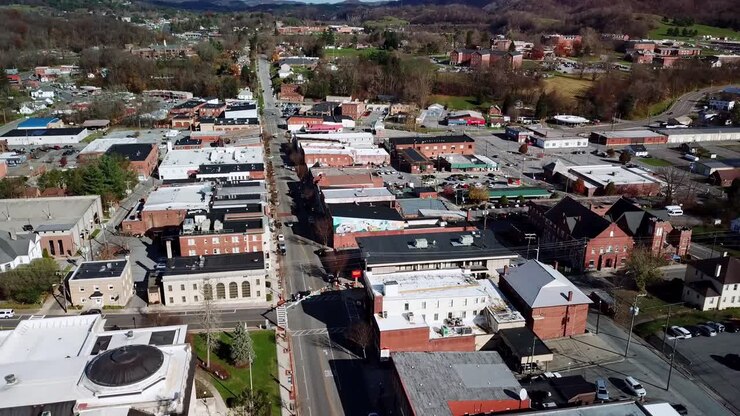 Ripresa aerea in allontanamento di Marion, Virginia, Marion, Marion Va