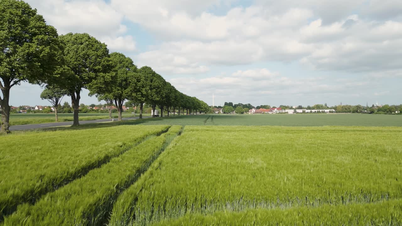 독일에서 자동차와 함께 운전하는 농부 들판 위에서 공중  ⁇