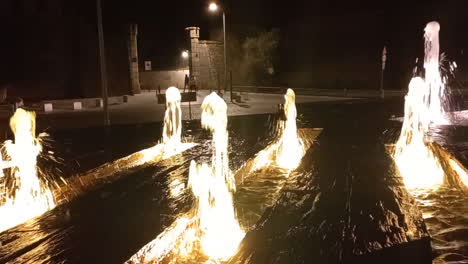 fuentes de agua luminosas que alternan colores