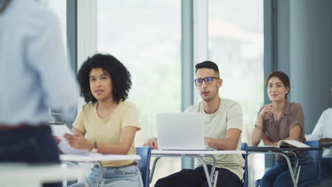 todos tienen oídos para aprender mucho.