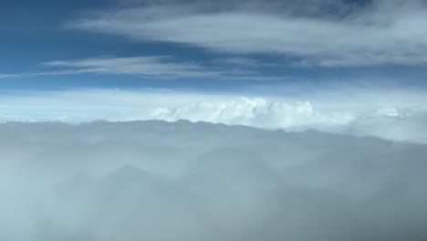 überfliegende-Wolkenschichten