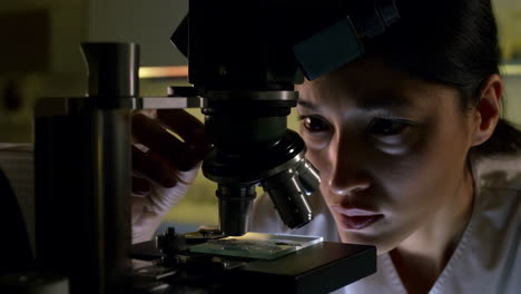científico usando un microscopio en un laboratorio