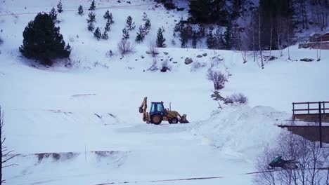 Tractor-Quitanieves-Estacionado,-Equipo-De-Montaña