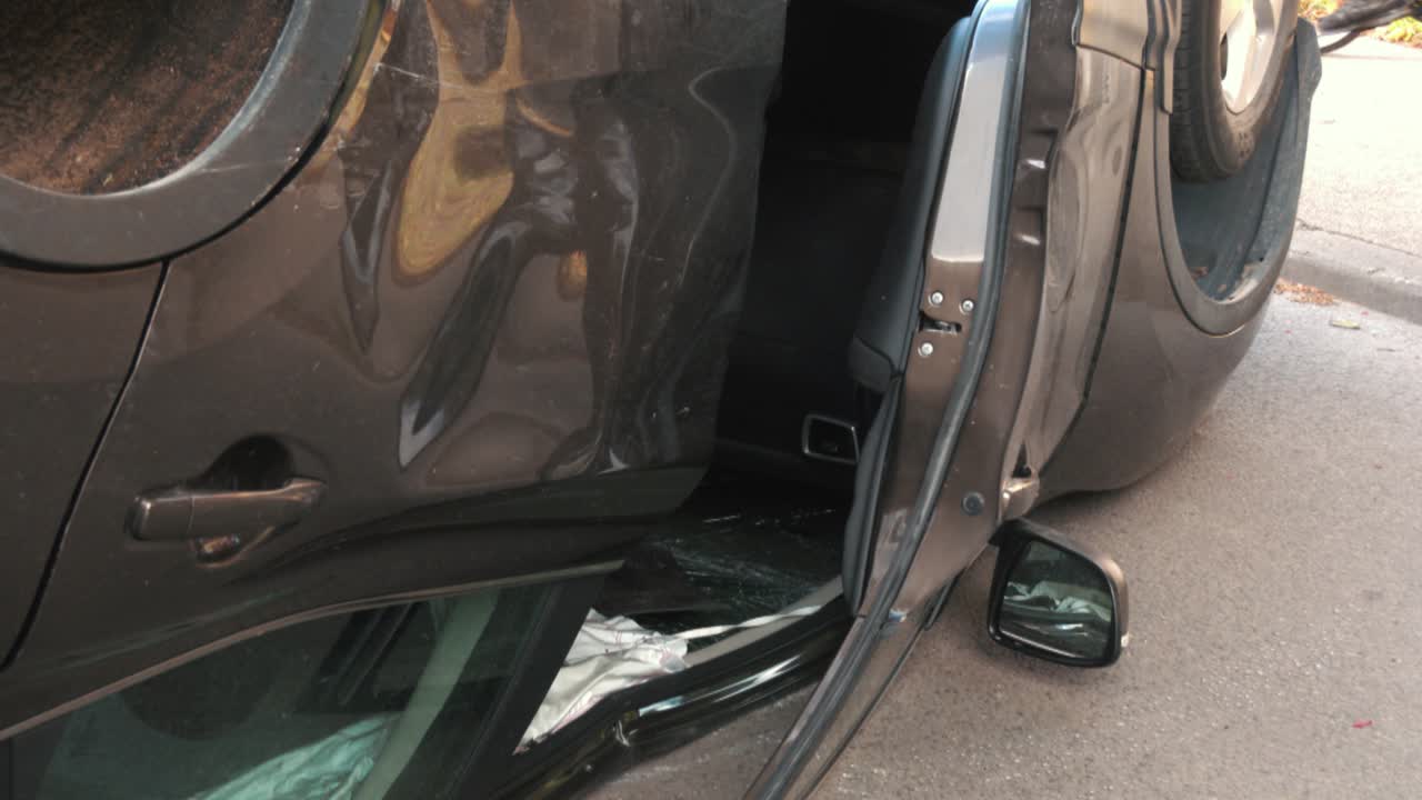 coche dañado por accidente de tráfico en la carretera