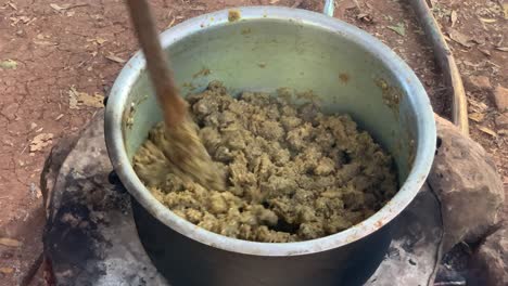 Wenn-Sie-Den-Eintopf-Mit-Einem-Langen-Stock-Anstarren,-Damit-Die-Zutaten-Gut-Gemischt-Werden-Und-Der-Geruch-über-Den-Ort-Geht,-Verleiht-Das-Kochen-Auf-Diese-Weise-Den-Gerichten-Einen-Besonderen-Geschmack