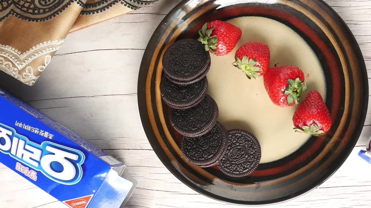 오레오 쿠키와 딸기