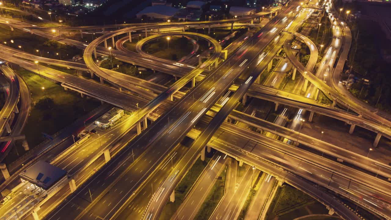 큰 교차로 다리와 고속도로를 가로지르는 교통의 공중 하이퍼 스 (aerial hyperlapse of traffic over big intersection bridges and ring road) - 태국 방의 큰 순환교차로 위에서 드론이 촬영한 4k 공중 사진.