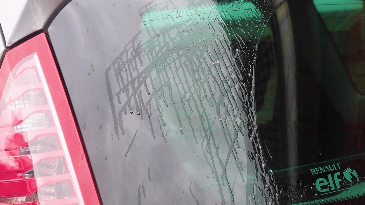 Video of the windshield wiper of the rear windshield.