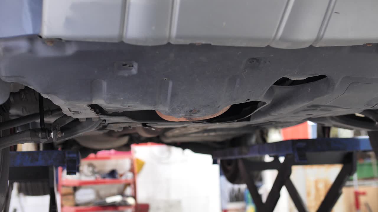 차고에 있는 잭 리프트의 자동차 섀시, 기계 작업장, 클로즈업