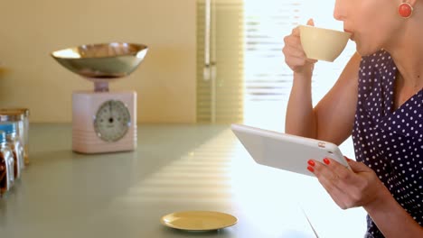 Frau-Nutzt-Digitales-Tablet-Beim-Kaffeetrinken-4k