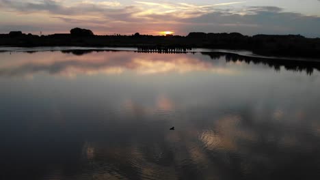 Reflejo-De-Las-Nubes-En-Un-Lago-De-Marea-De-Agua-Dulce-En-Los-Países-Bajos