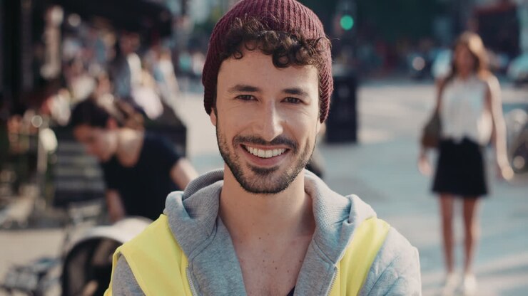 Ritratto in slow motion di un uomo caucasico carino e felice che sorride