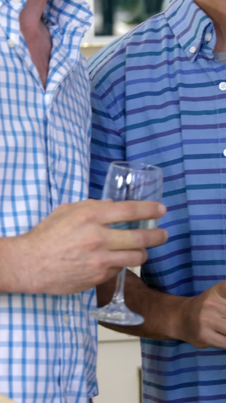 amigos bebiendo vino blanco