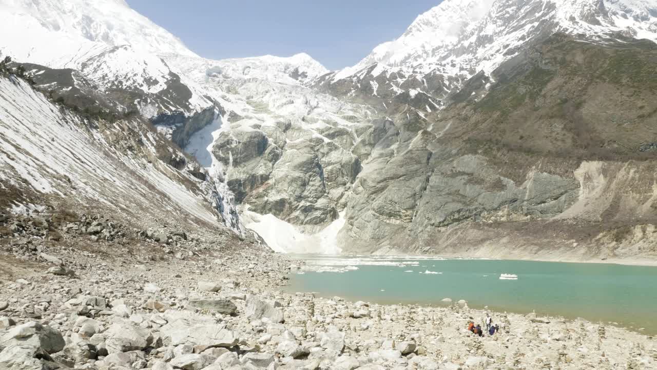 mochileros en el lago de montaña birendra en nepal. área de manaslu.