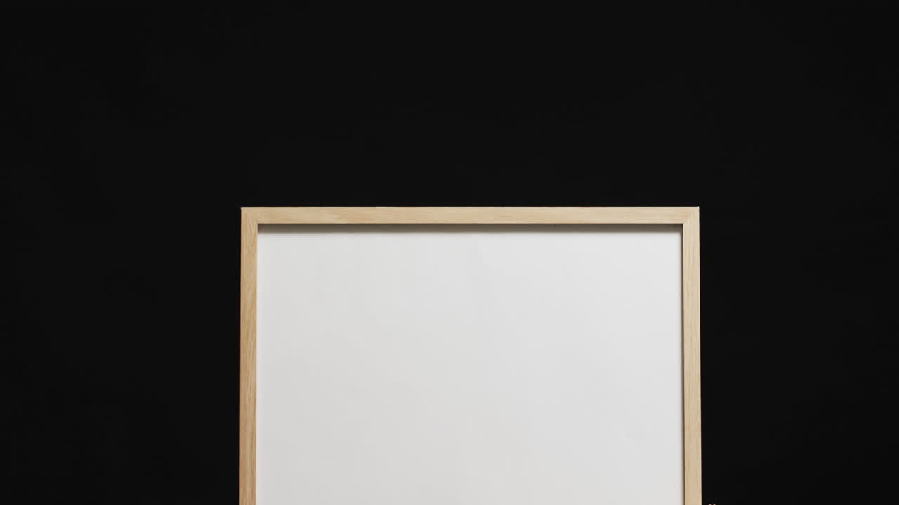 검은색 배경에 복사 공간과 함께 크리스마스 장식 및 프레임의 비디오