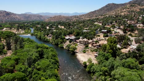 4K-Drohne-Kernville-River-Tilt-Up-Town-Reveal