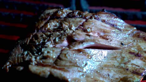 bistec de salmón fresco cocinado en una parrilla caliente por la noche