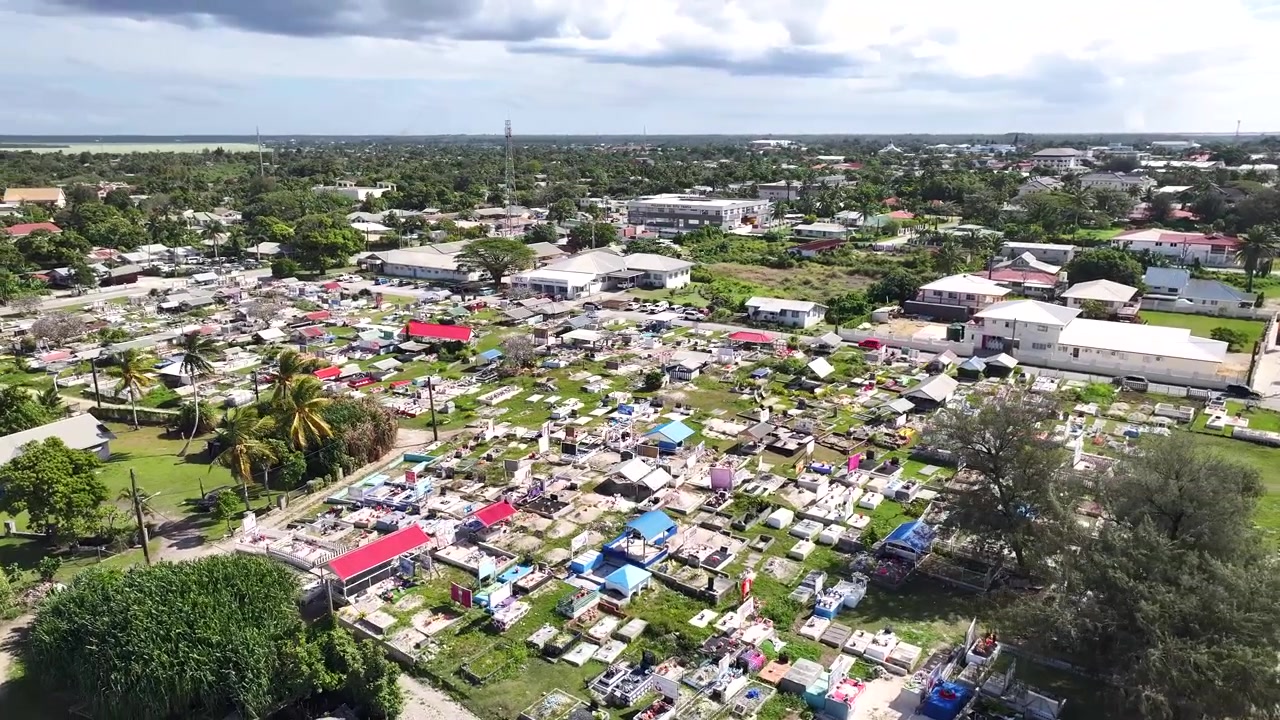 Pemakaman tradisional di kota Nukualofa, Kerajaan Tonga. Kepulauan Pasifik - orbit drone