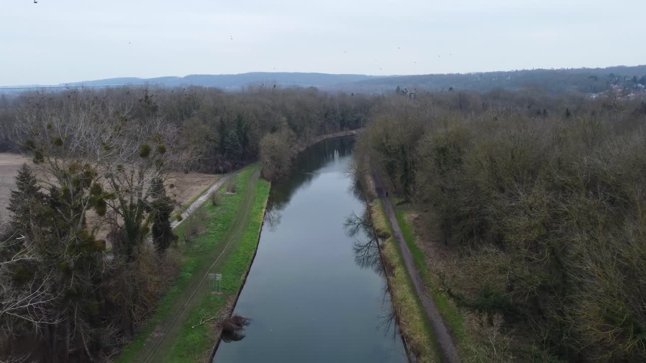 siguiendo el curso de un río desde un avión no tripulado