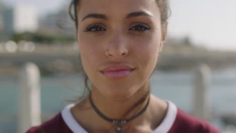 Primer-Plano-Retrato-De-Una-Joven-Y-Hermosa-Mujer-Hispana-Que-Parece-Pensativa-Y-Pensativa-Sobre-Un-Fondo-Soleado-Frente-A-La-Playa