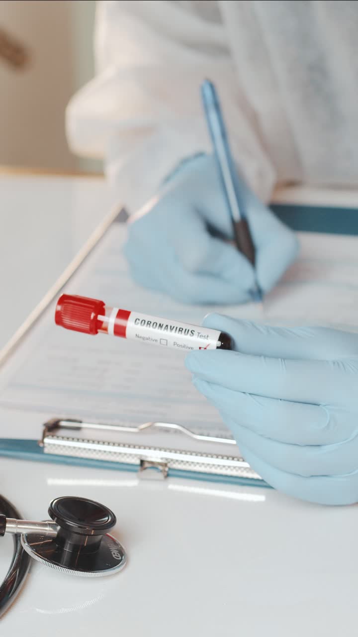 Médico realizando um exame de sangue para coronavírus com atenção cuidadosa aos detalhes