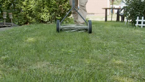 Verwenden-Eines-Schubrasenmähers-Zum-Schneiden-Von-Gras