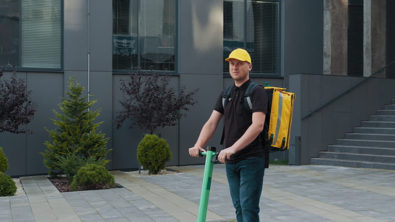 persona de entrega en scooter eléctrico en la ciudad
