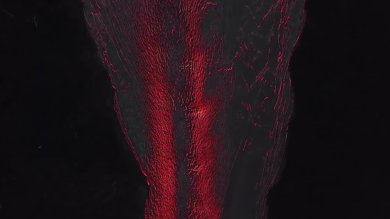 Vista aerea sul vulcano Kilauea in eruzione di notte con enormi colate laviche