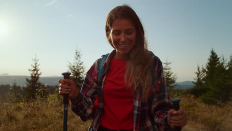 mujer disfrutando de una caminata en las montañas