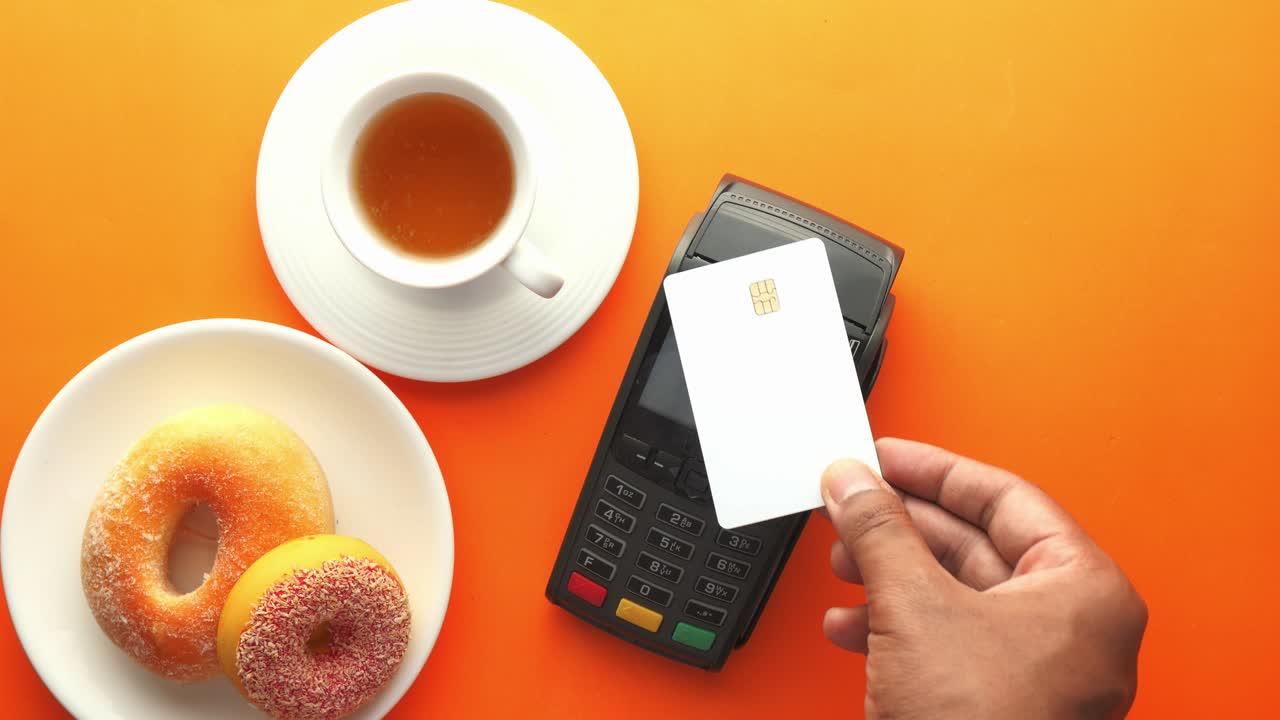 pagando el café y las rosquillas