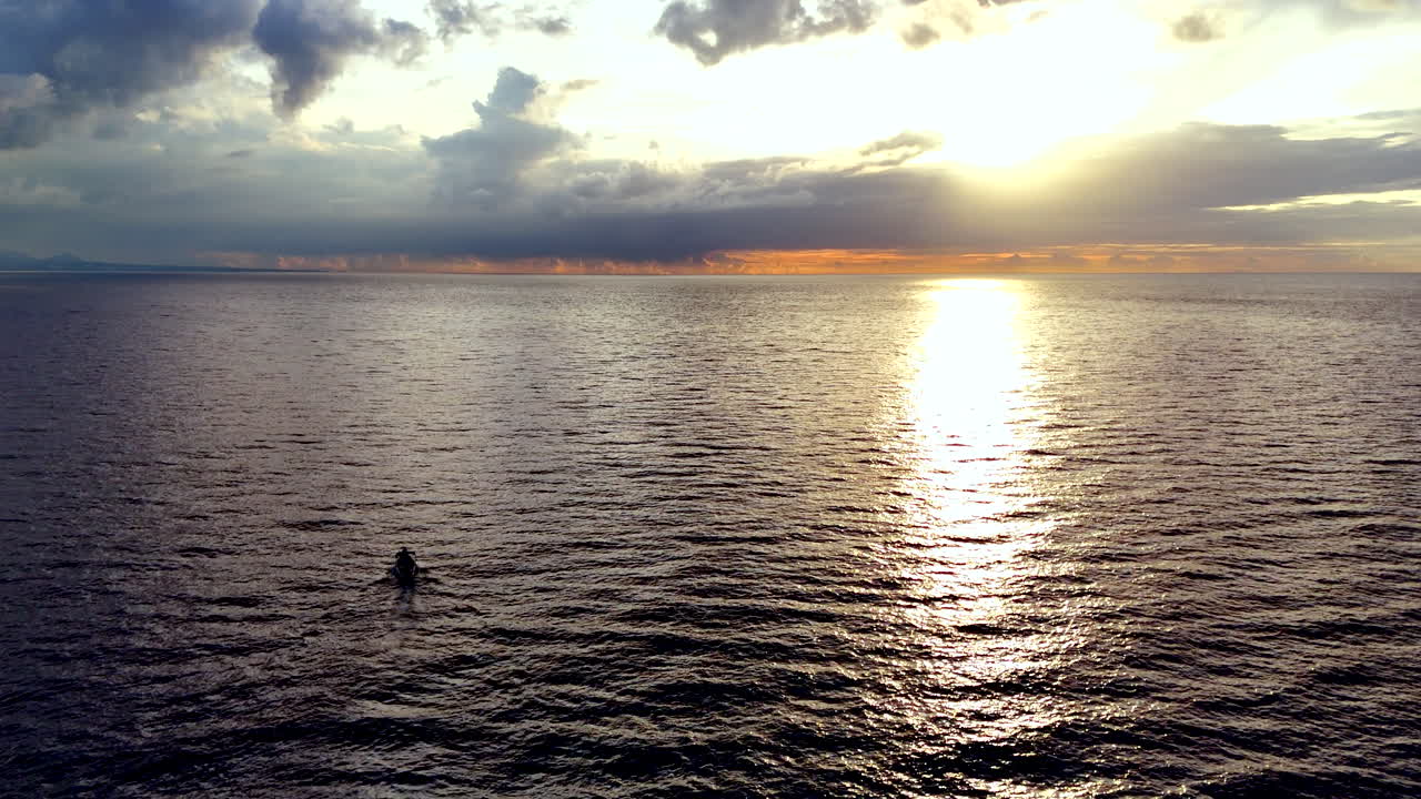 Piccola barca da pesca che torna a casa al tramonto