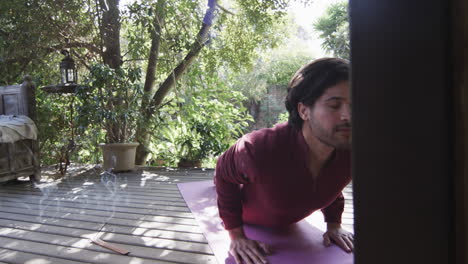 Hombre-Caucásico-Practicando-Yoga-En-La-Terraza-En-La-Naturaleza-Soleada,-Espacio-Para-Copiar,-Cámara-Lenta