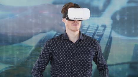 Animation-Eines-Kaukasischen-Mannes-Mit-VR-Headset-Und-Datenverarbeitung-über-Den-Händen,-Die-Auf-Der-Tastatur-Tippen