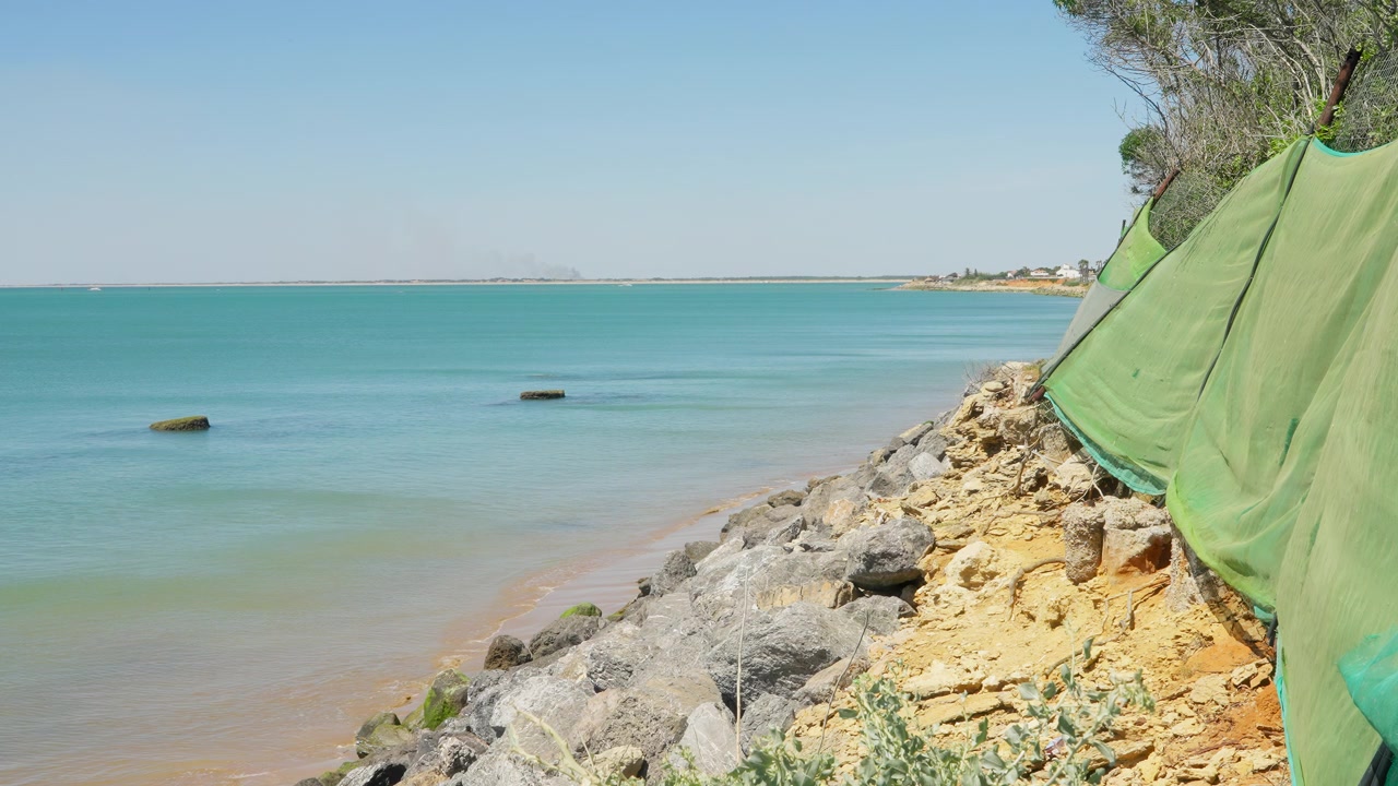 Chipiona yakınlarındaki kıyı bölgesi, berrak mavi gökyüzüyle, Cadiz, İspanya.