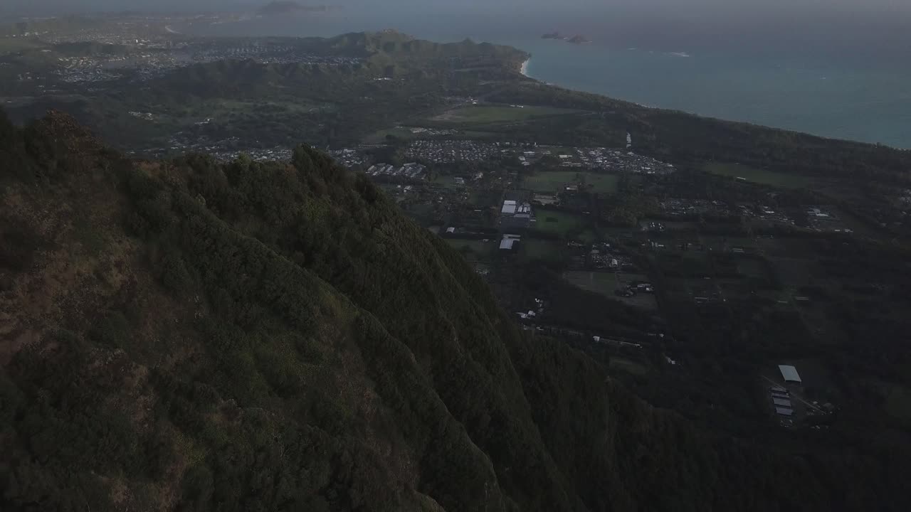 하와이 카이 호놀루 (hawaii kai honolulu) 를 가로질러 느린 공중 후퇴 기울기, 태평양을 드러내는 산 위에서 이른 아침