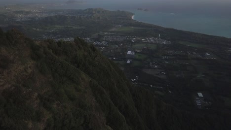 Inclinación-De-Retroceso-Aéreo-Lento-Sobre-Hawaii-Kai-Honolulu-Temprano-En-La-Mañana-Sobre-Las-Montañas-Que-Revelan-El-Océano-Pacífico