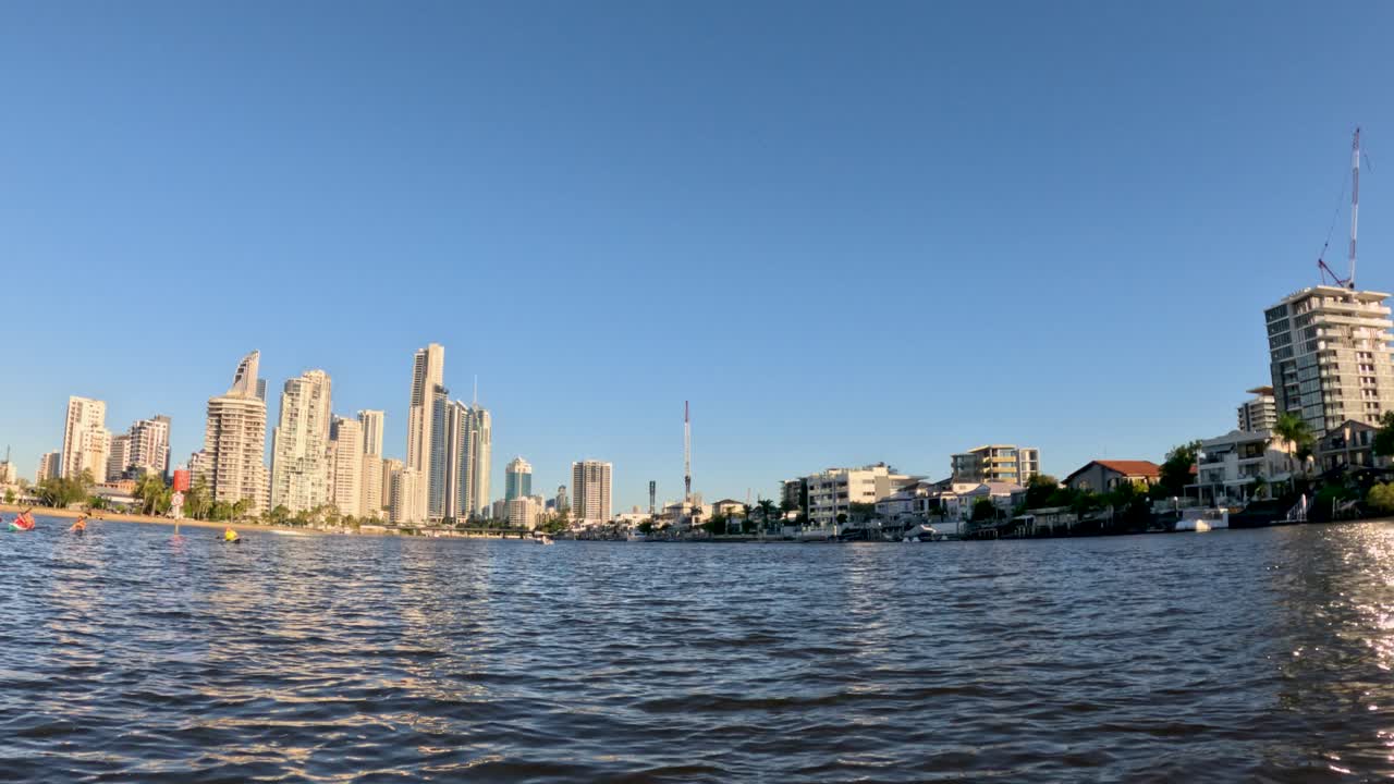 물에서 골드 코스트 건물의 파노라마 뷰