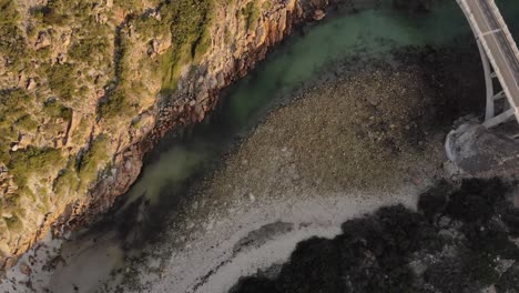 Video-De-Hermosa-Vista-De-La-Costa-Del-Mar-Con-Puente-Y-Rocas