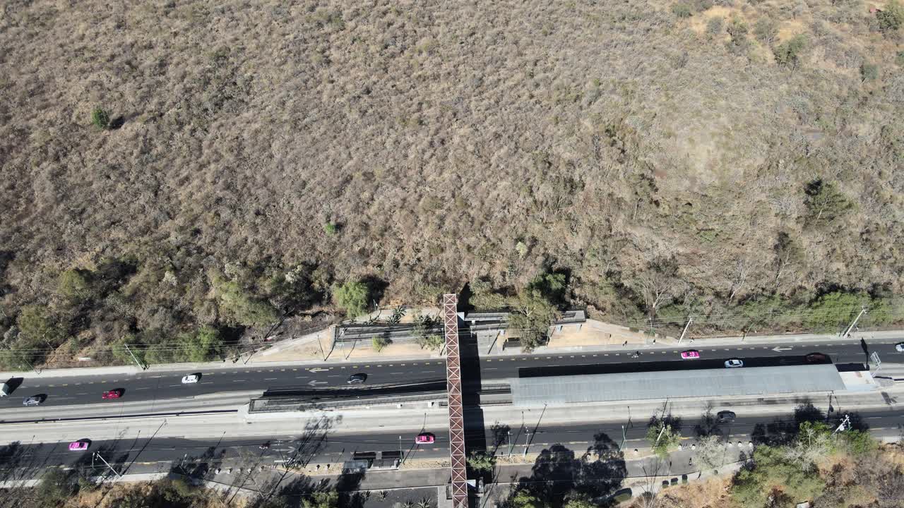 멕시코 시티의 빅 애비뉴에서 돌리 틸트