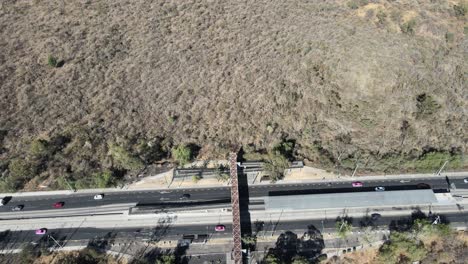 Dolly-Tilt-En-Gran-Avenida-En-La-Ciudad-De-Mexico