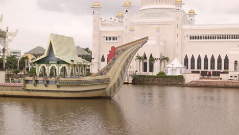 barco tradicional utilizado para ceremonias religiosas en el estanque frente a la mezquita del sultán omar ali saifuddien en bandar seri bagawan en brunei darussalam