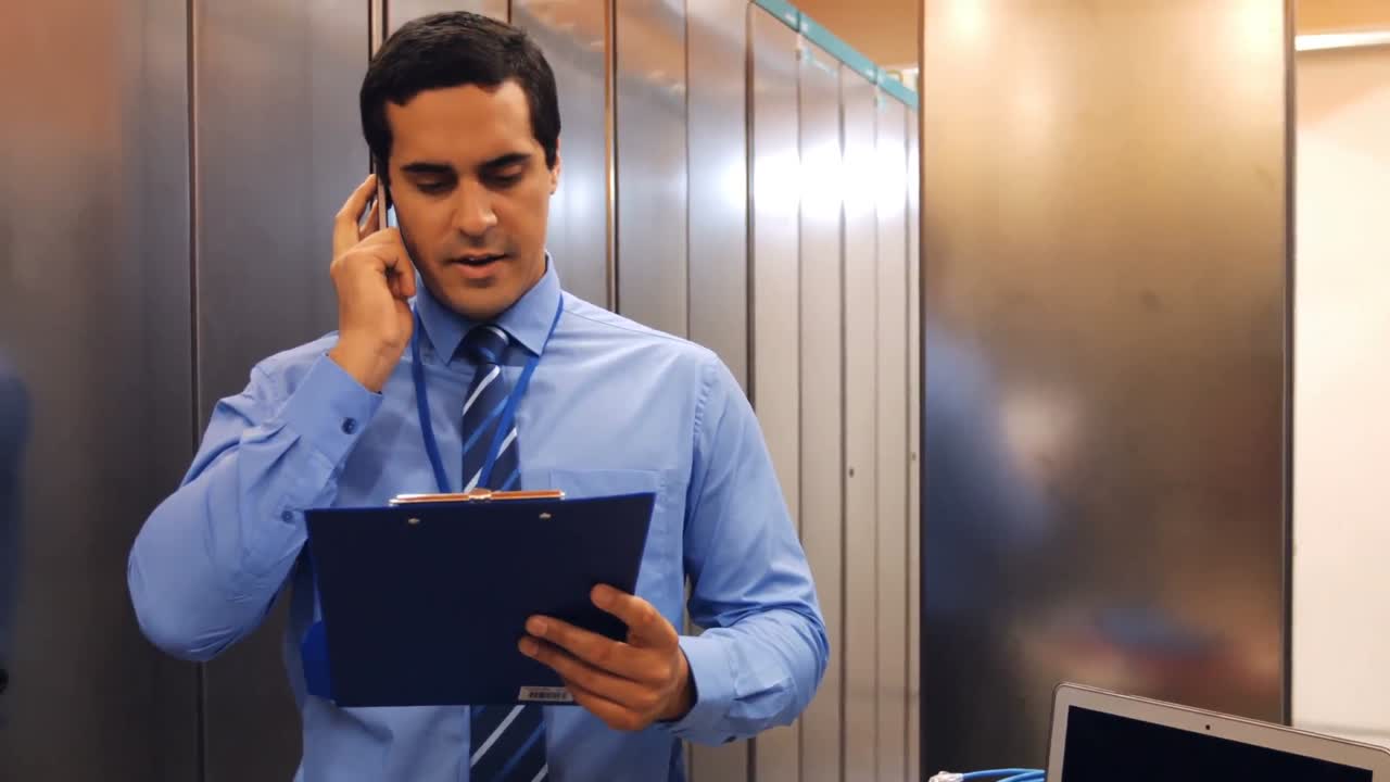 técnico hablando por teléfono móvil