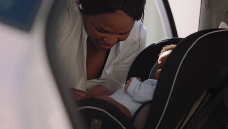 Madre-Joven-Poniendo-Al-Bebé-En-El-Asiento-Del-Automóvil-Asegurando-Al-Niño-Para-El-Viaje-Por-Carretera-Padre-Responsable-Que-Cuida-A-Los-Niños-Pequeños-La-Seguridad-En-El-Vehículo