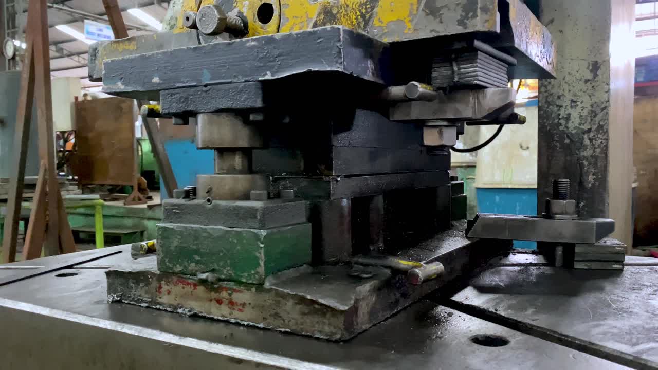 프레스 기계에 죽습니다.