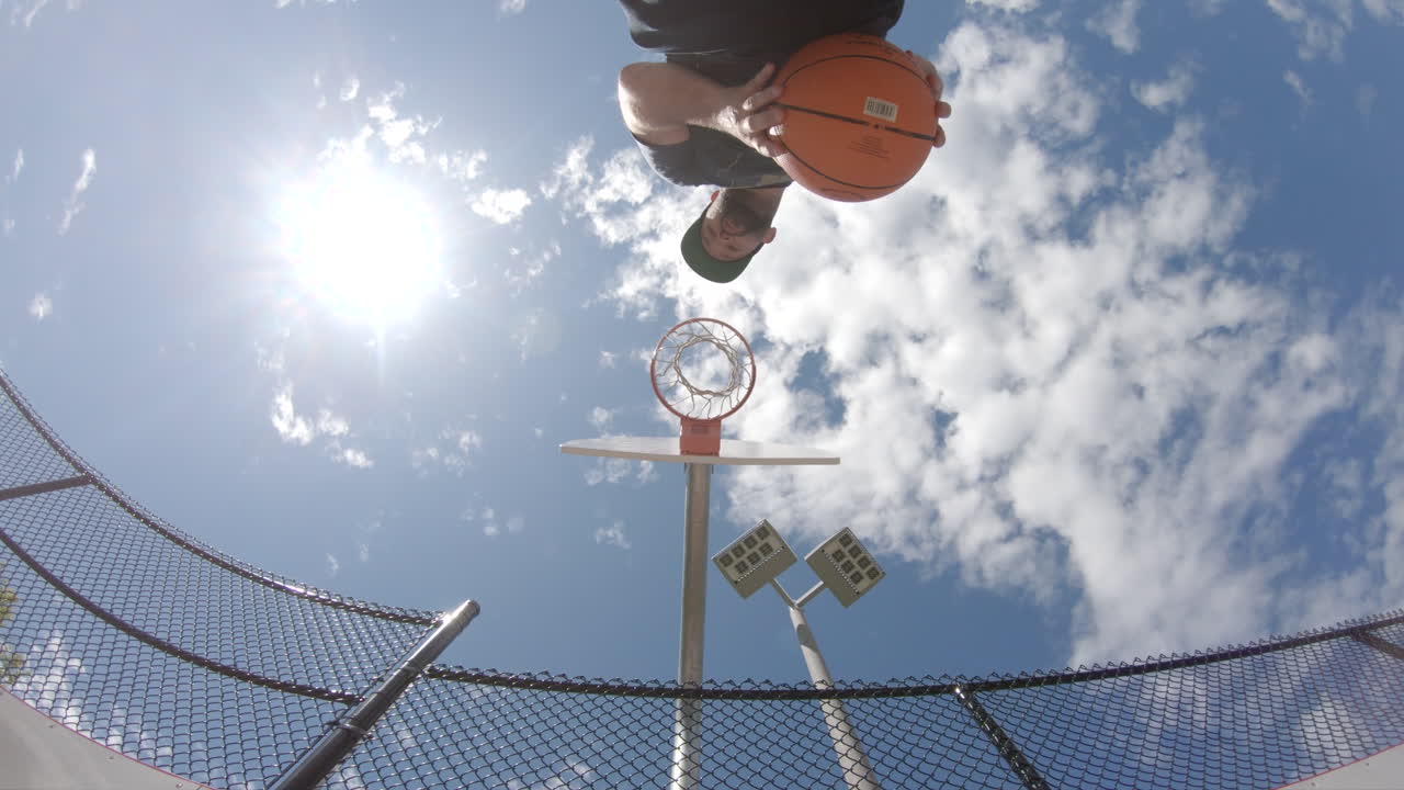 tiro de baloncesto único atletismo al aire libre en un día soleado en un parque